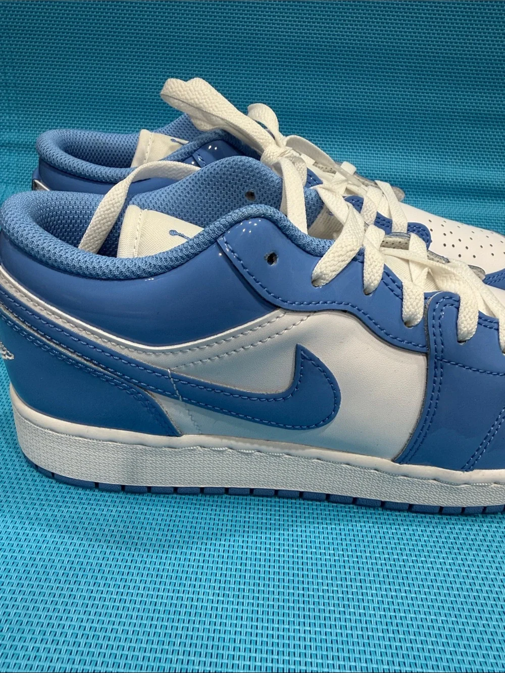 Nike Air Jordan 1 Low SE Boys Trainers White Legend Blue 114